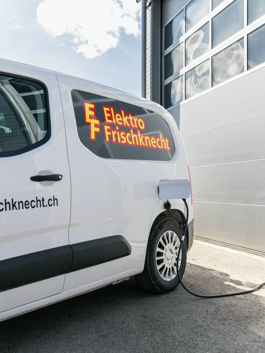 Firmenfahrzeug von Elektro Frischknecht wird am Strom aufgeladen